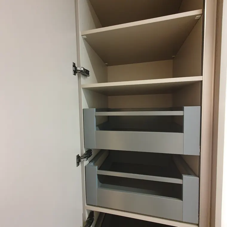 Interior de roupeiro com gavetas
